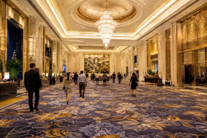 ¿Cómo limpiar la alfombra en rollo de un hotel?