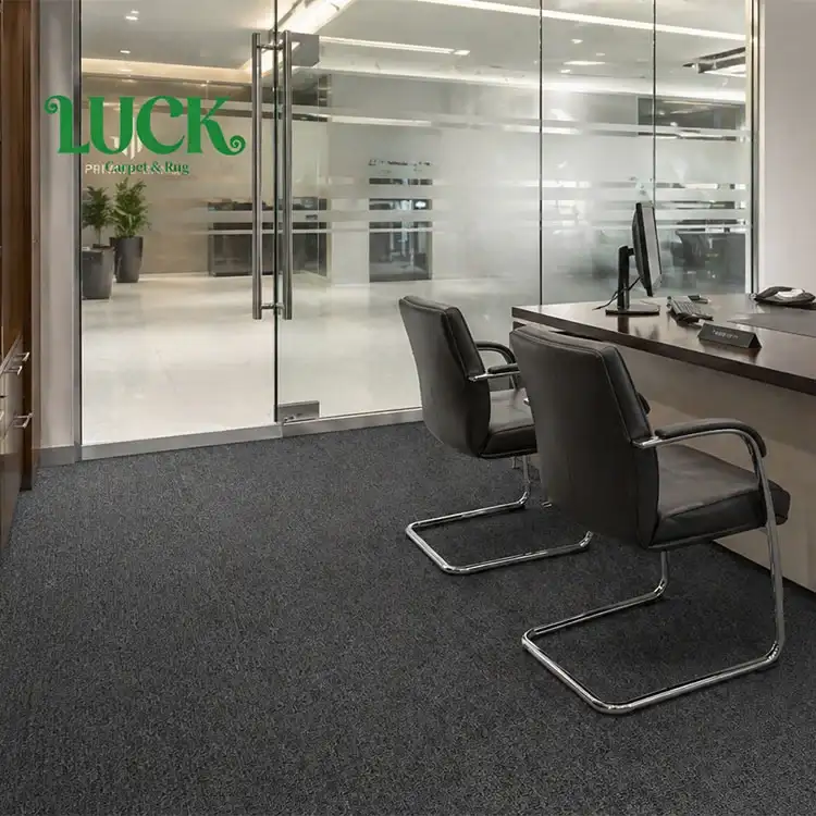 Alfombra de pared a pared de hilo teñido con solución copetuda para bancos